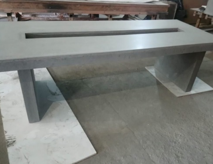 Стол с клумбой